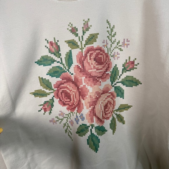 Gildan Heavy Blend Beige Floral Cross Stitch Graphic Crewneck Sweatshirt Small - Picture 9 of 11